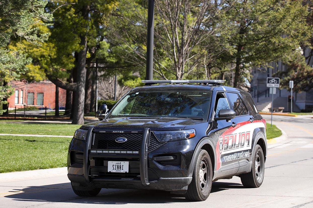 ISU警车行驶在校园里的街道上